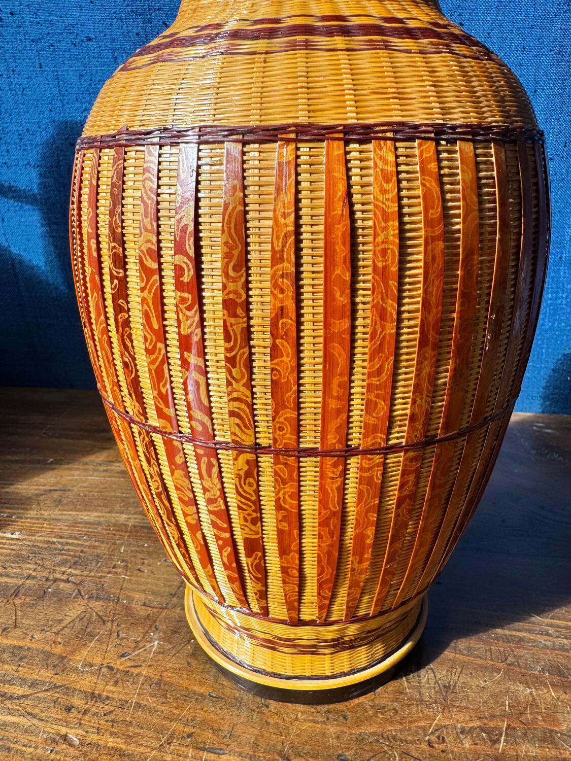 Grand vase vintage en porcelaine, rotin et bambou tressé