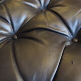 Chesterfield style fauteuil en cuir - tabouret par Hancock - Moore