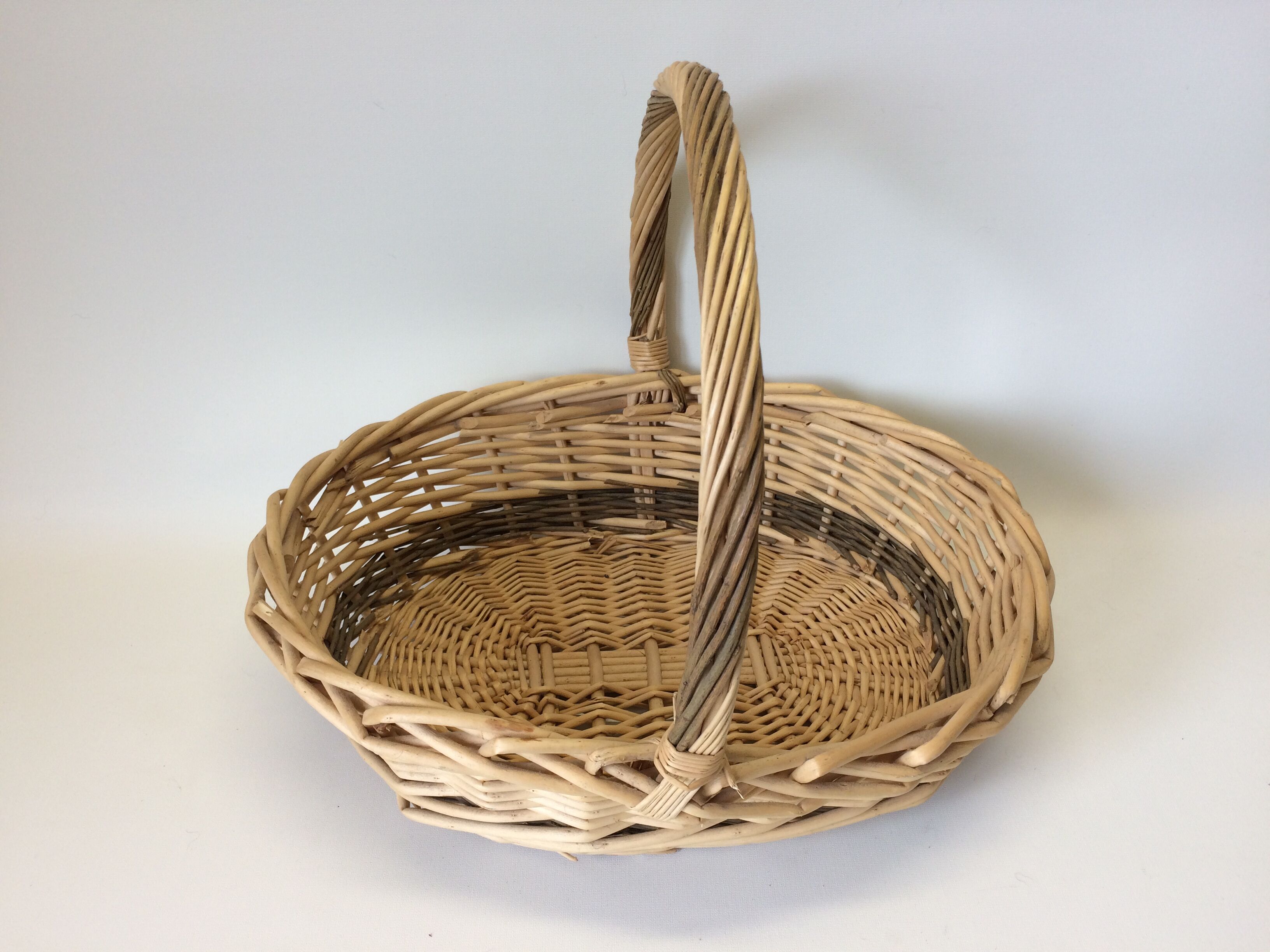 Wicker basket with one handle