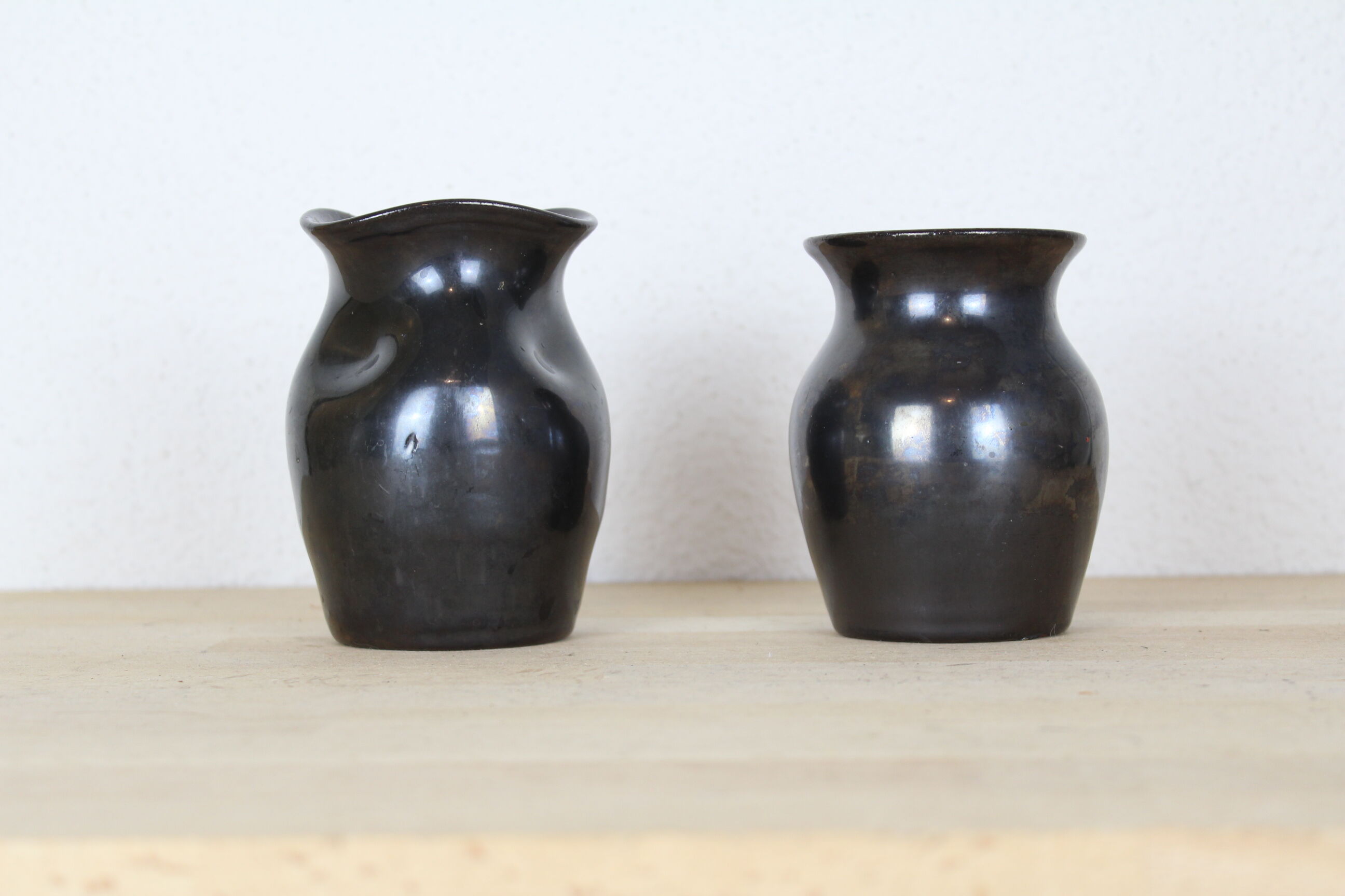 Paire de vases en céramique noire, Gwenn Pottery
