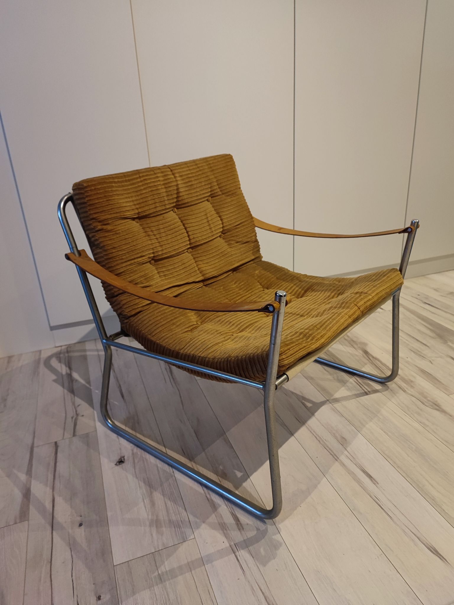 Scandinavian living room armchair in tubular chrome and leather