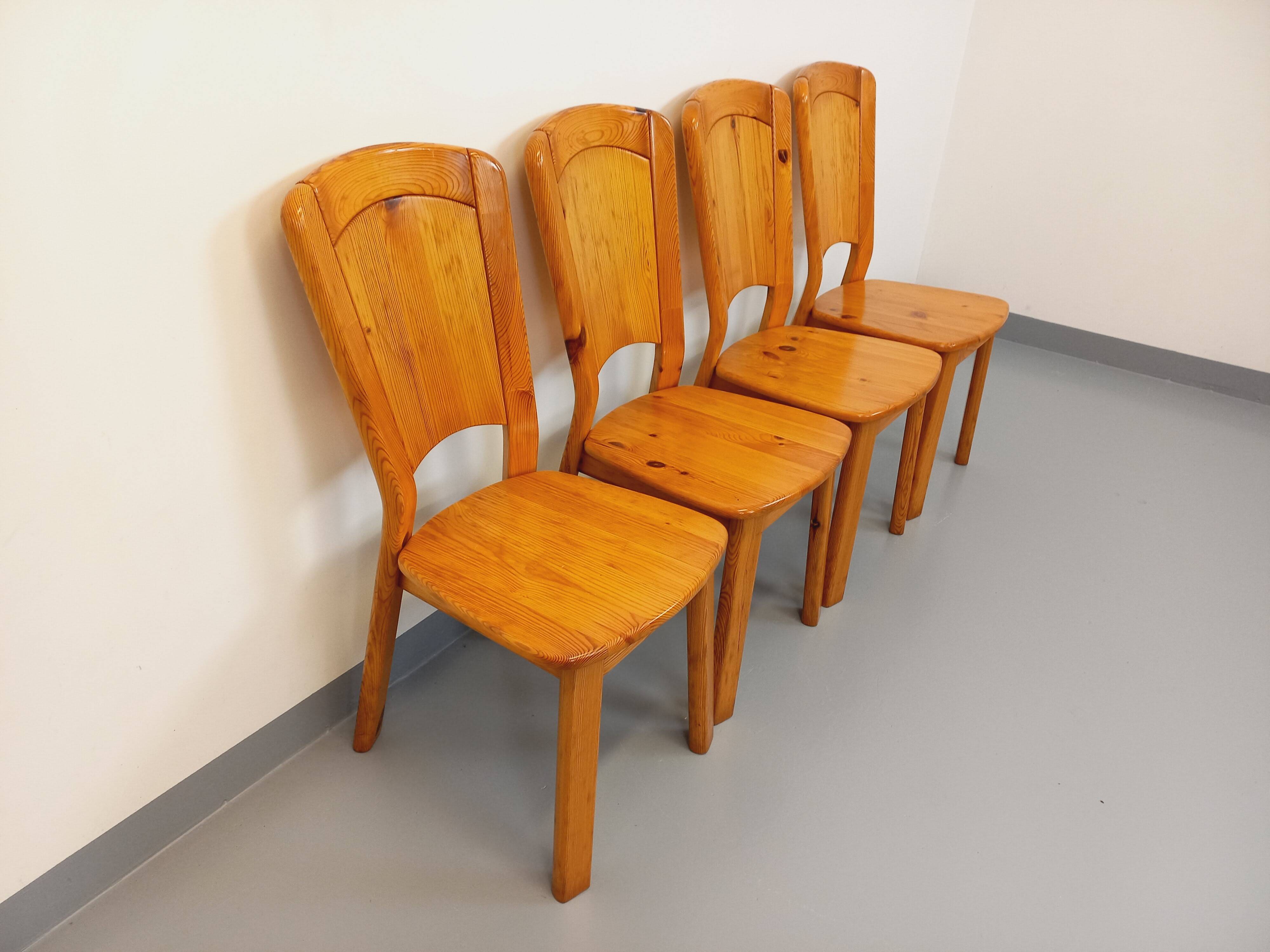 Set of 4 vintage chairs in pine from the 70s