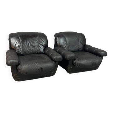 Grand ensemble de chaises de salon en cuir noir de l'ère spatiale italienne avec des accents en laiton.