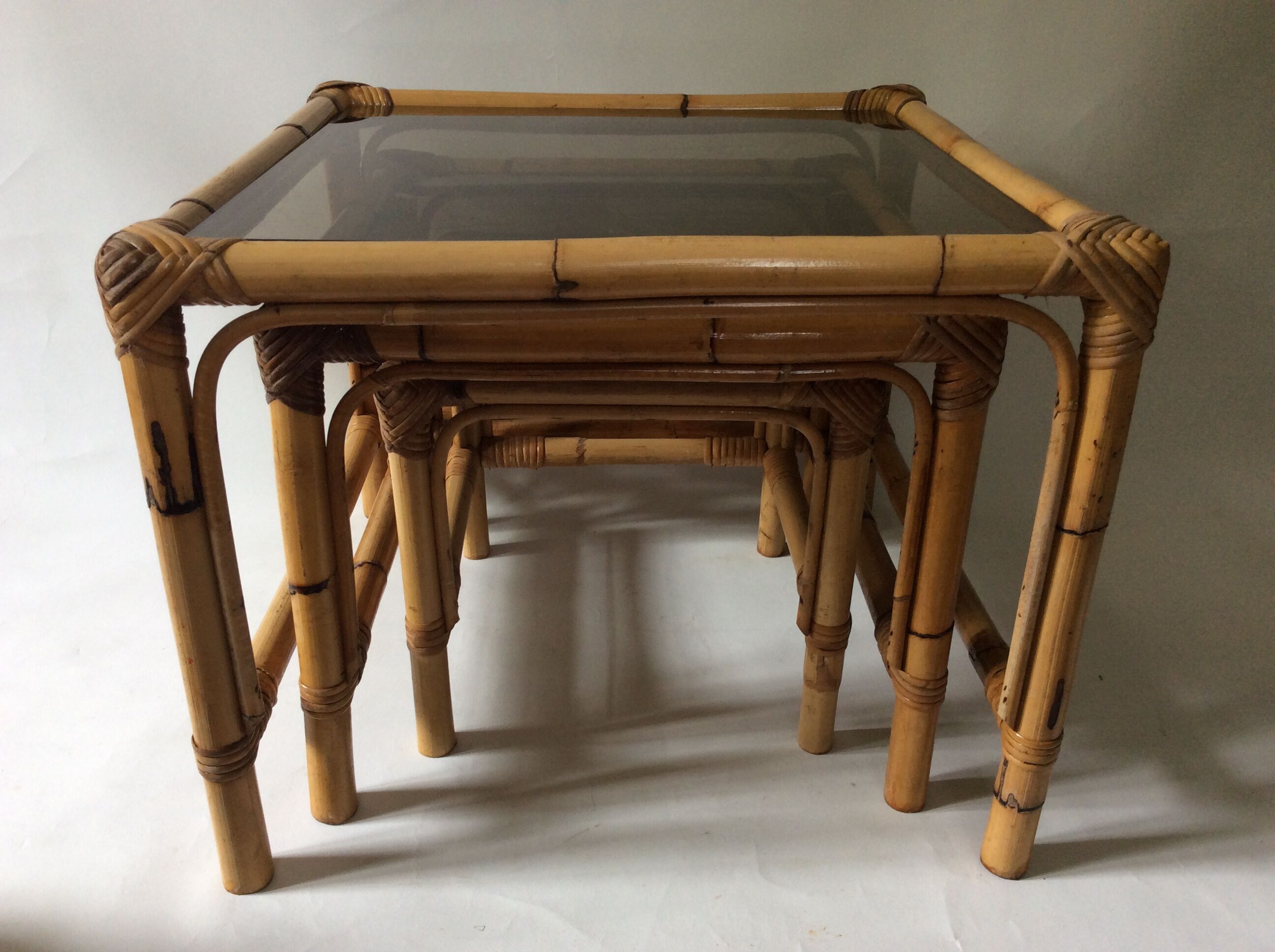 Trio de tables basses en rotin vintage