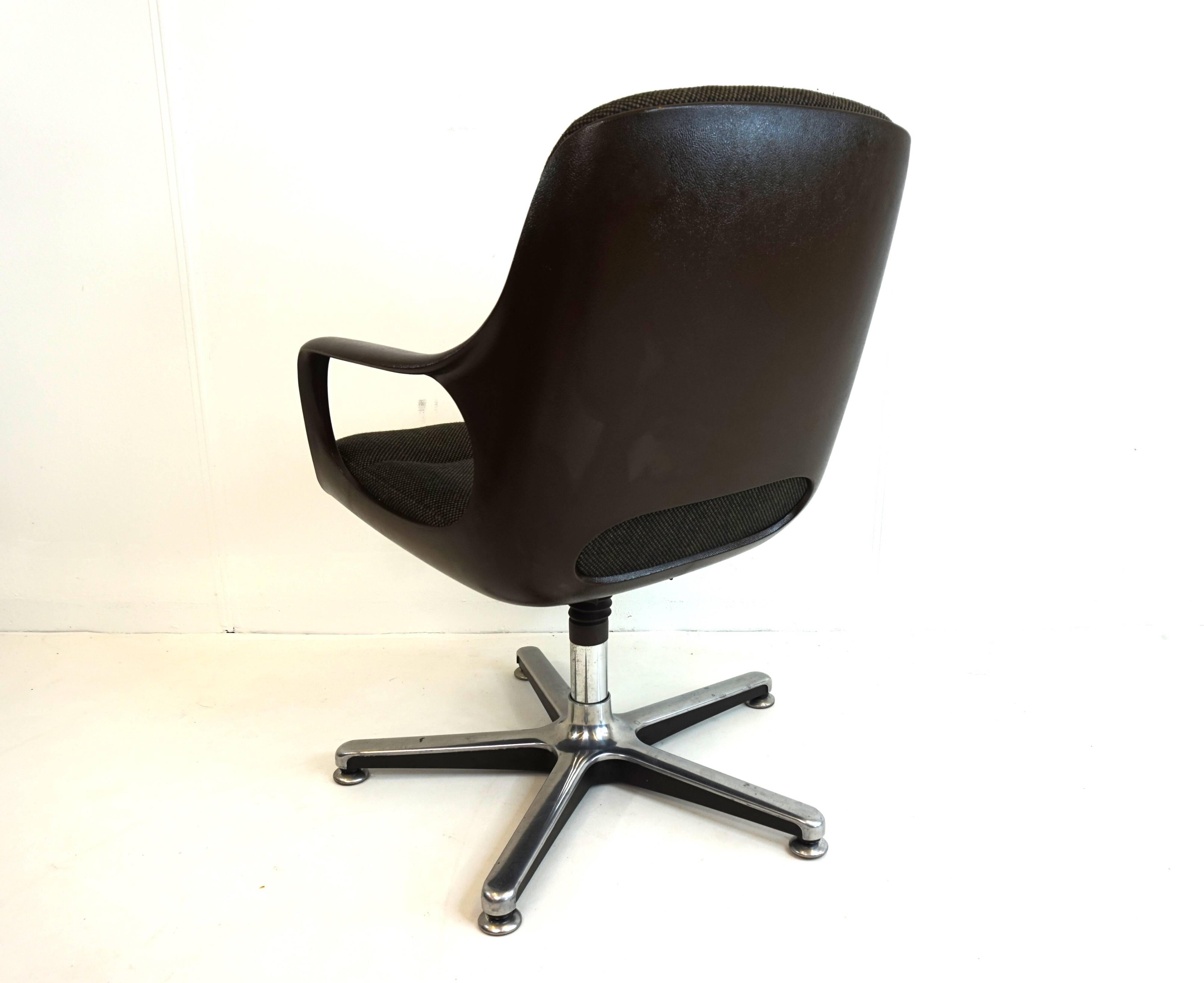 Set of 5 Chromcraft office armchairs