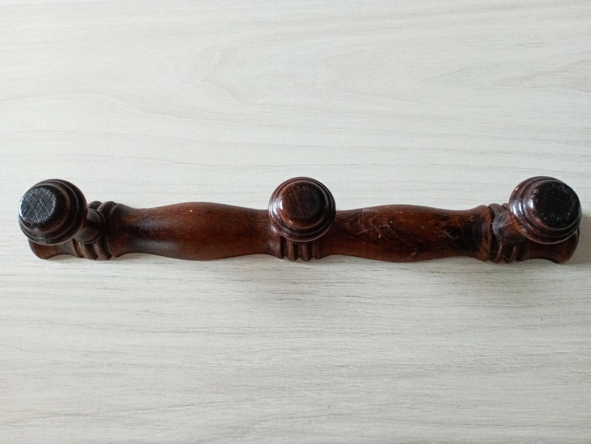 Wall-mounted coat rack with 3 hooks