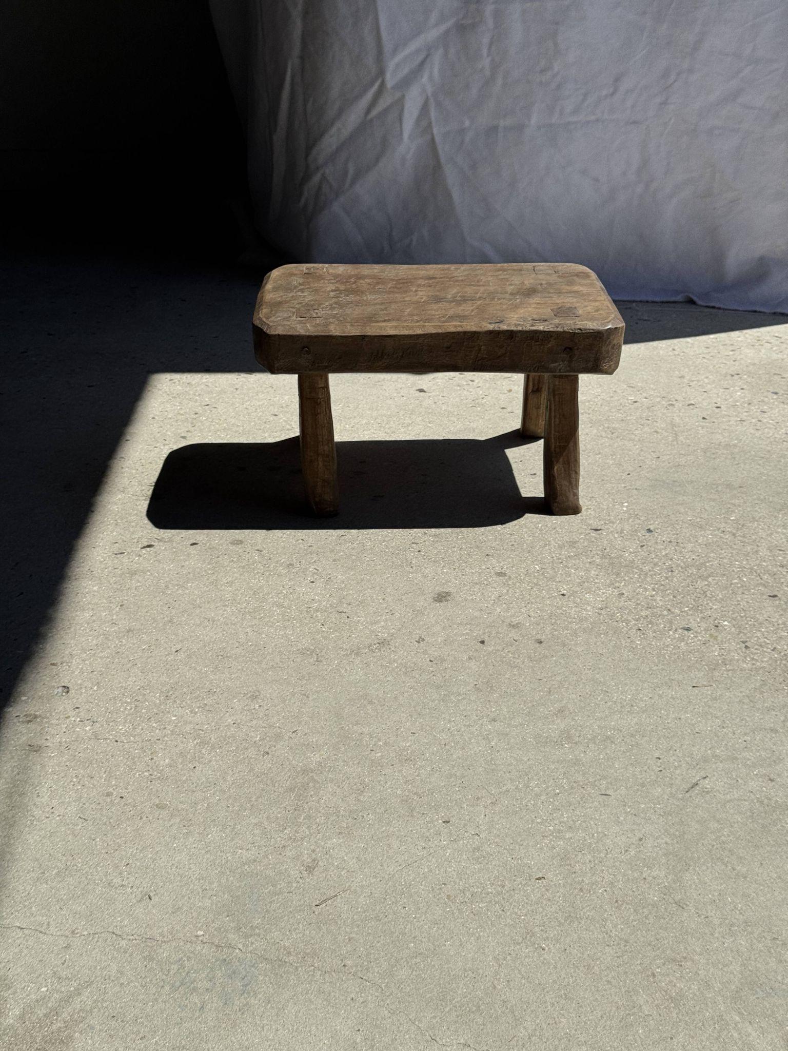 Petit stool, tabouret d'appoint en teck massif rectangulaire arrondie