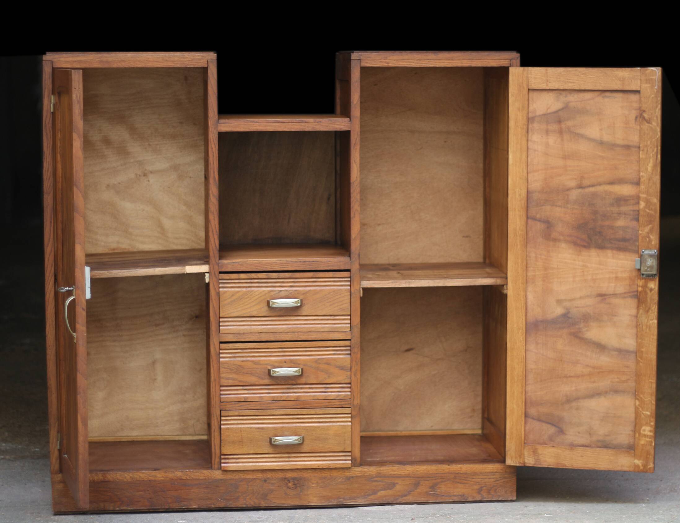 Art Deco sideboard in mahogany and mahogany burl. Splendid patina.