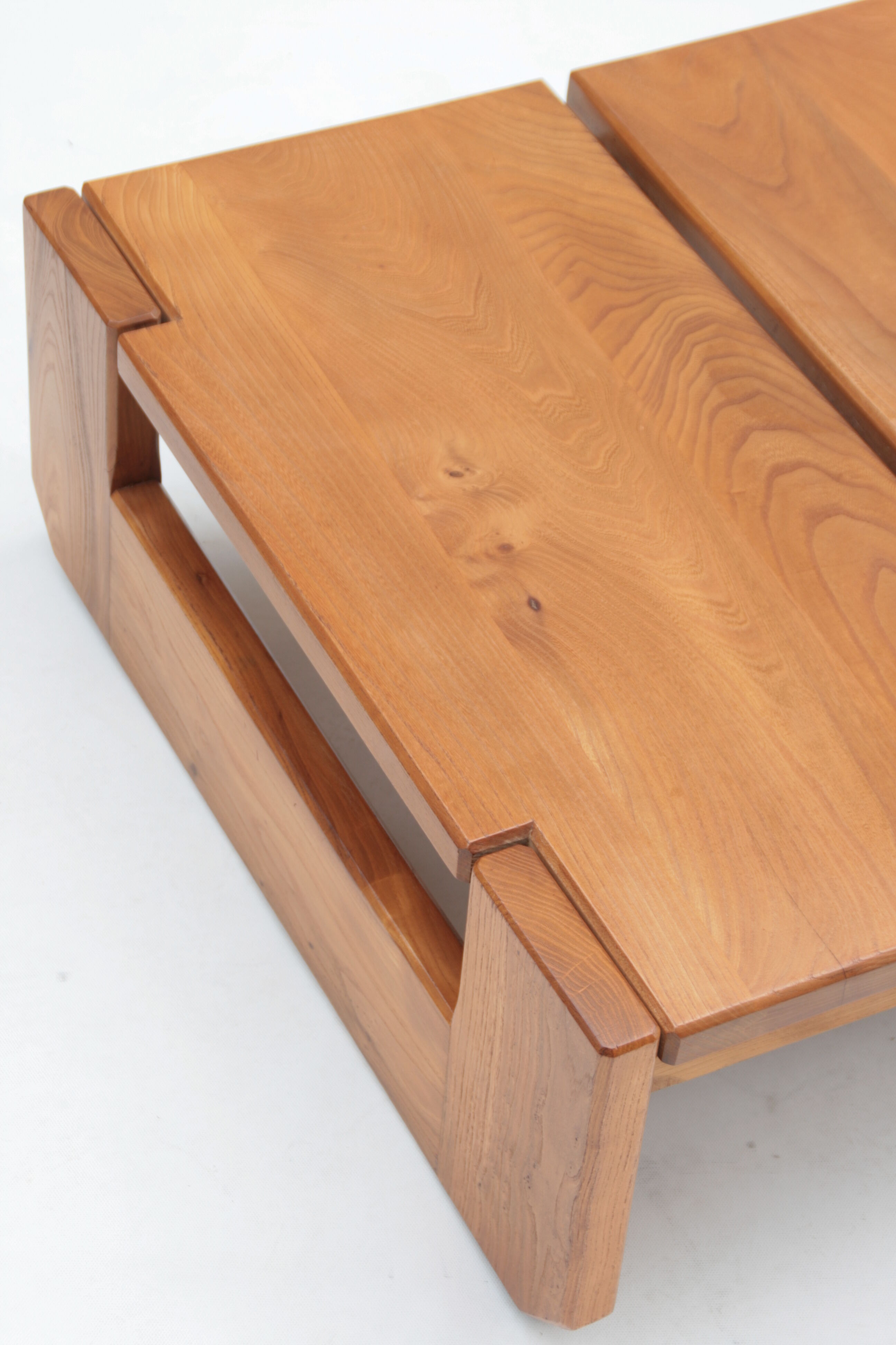 Table basse en orme par la Maison Regain, 1960