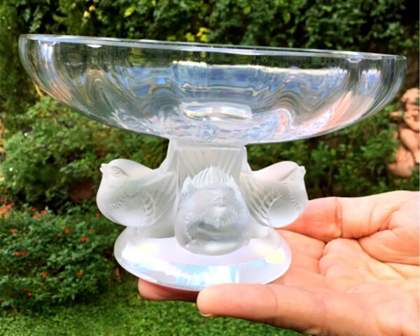 Lalique France .superbe coupe vide poche sur pied aux oiseaux