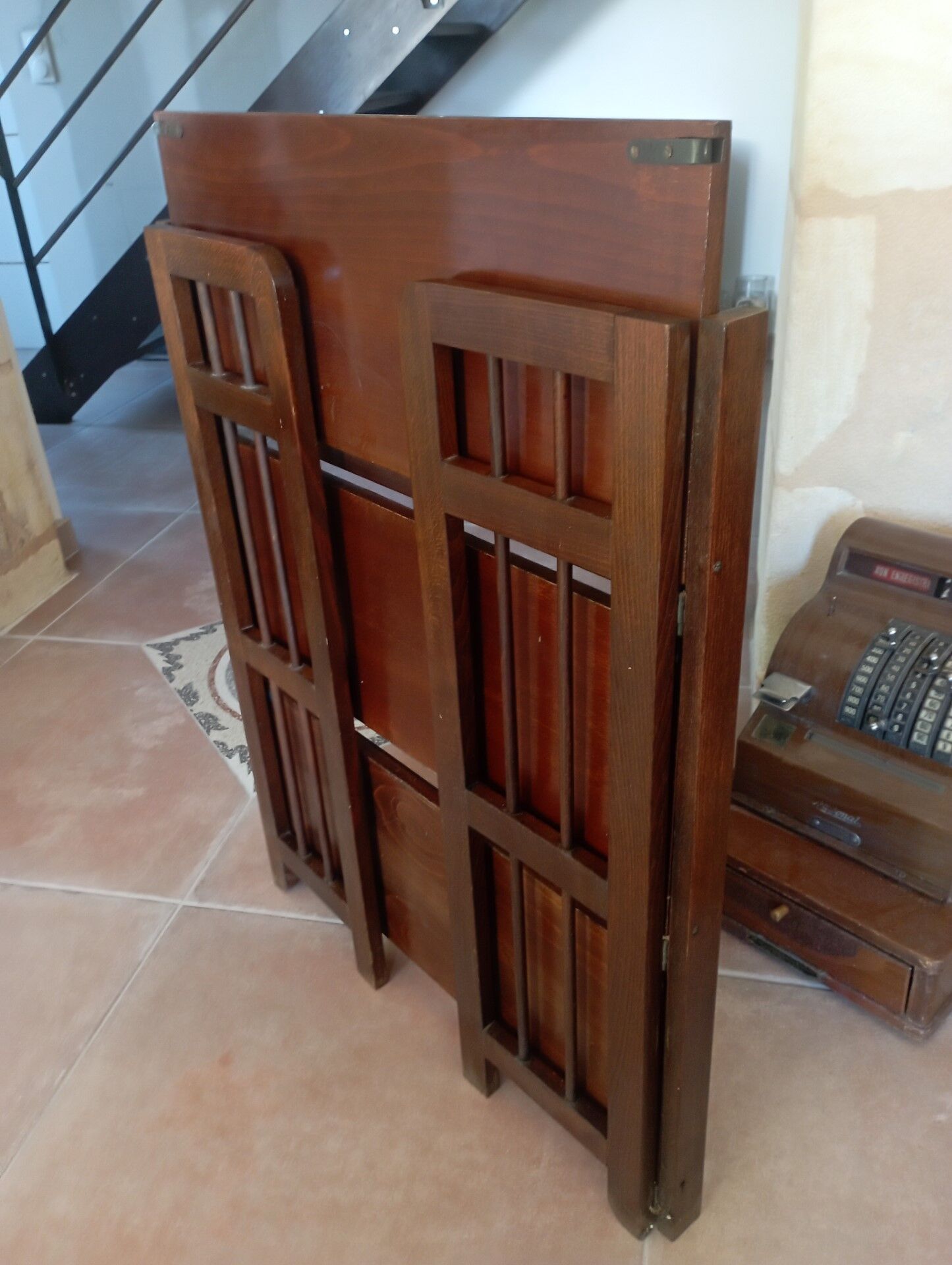 Foldable wooden shelf