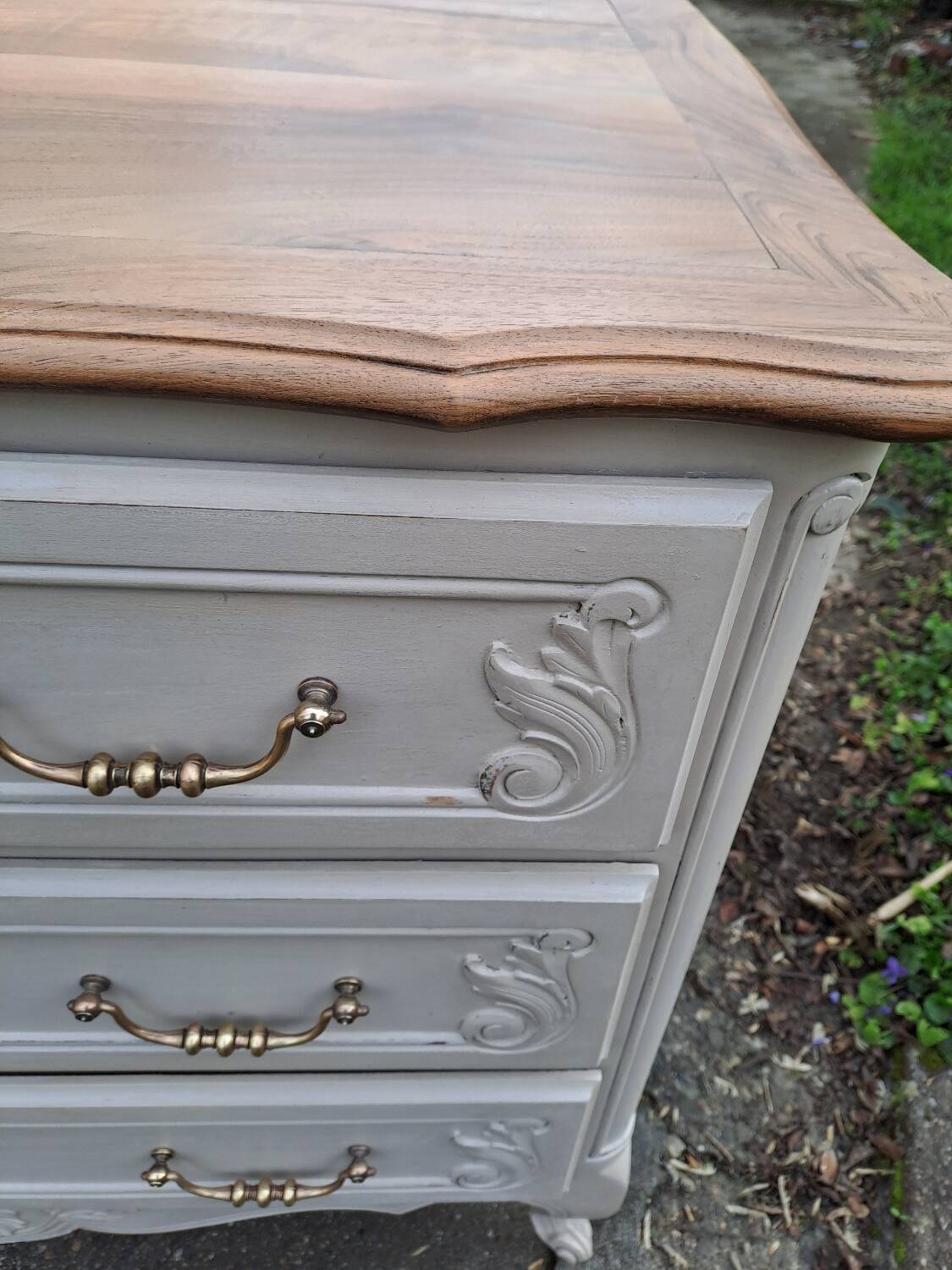 Commode de style louis xv  peinte