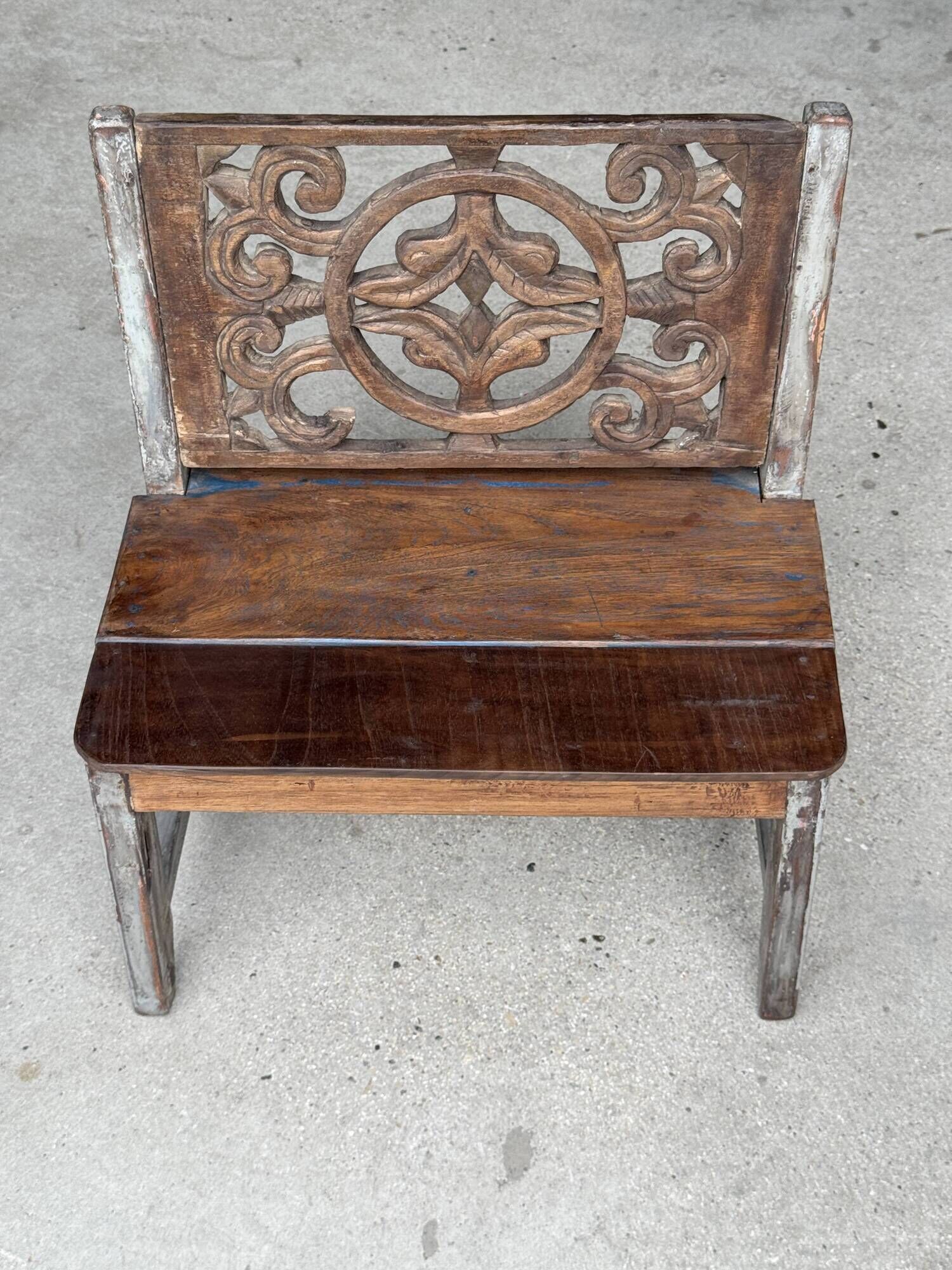Mini banc à dossier sculpté à motif de rosace et volutes H59 L51