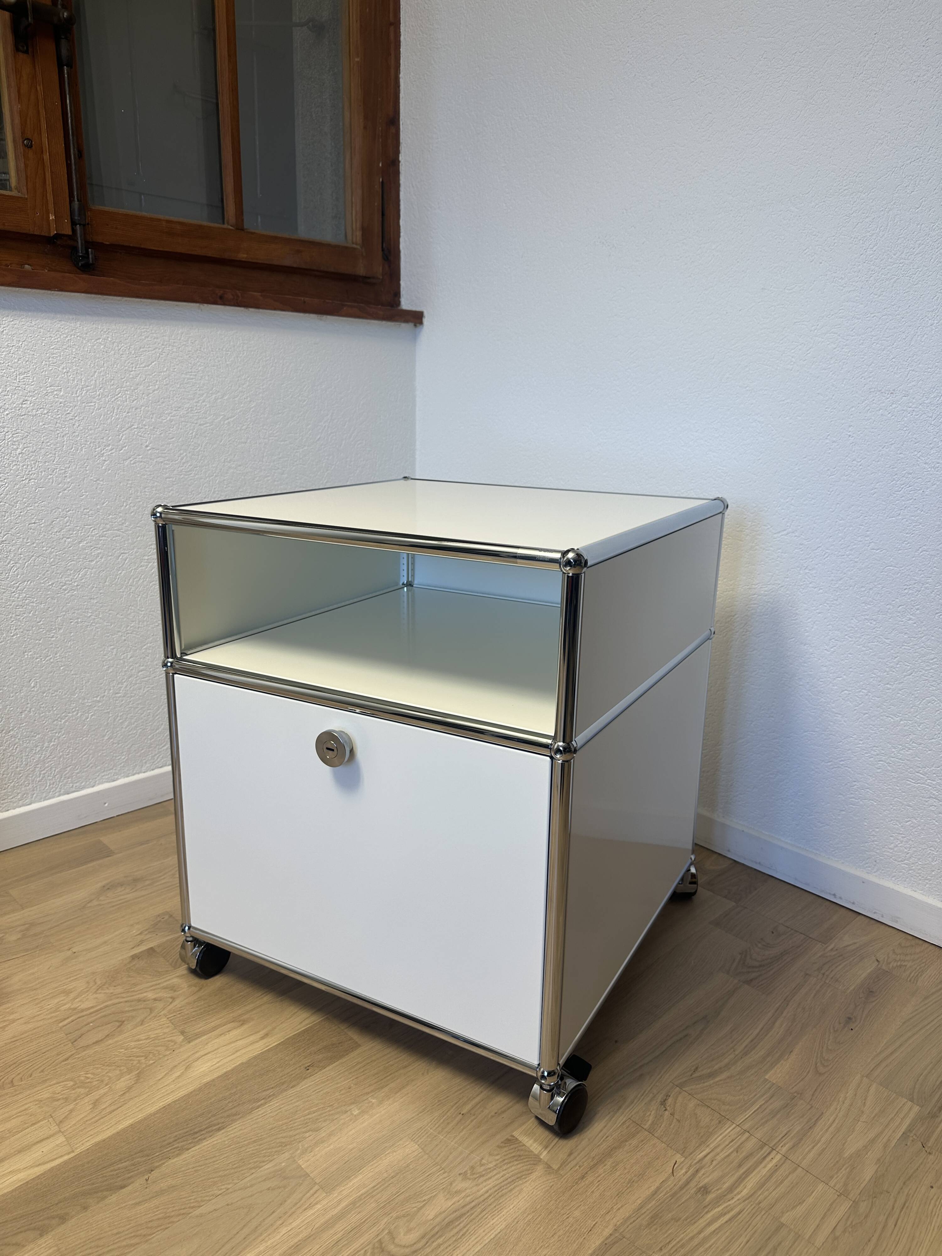 USM Haller low unit in Pure White