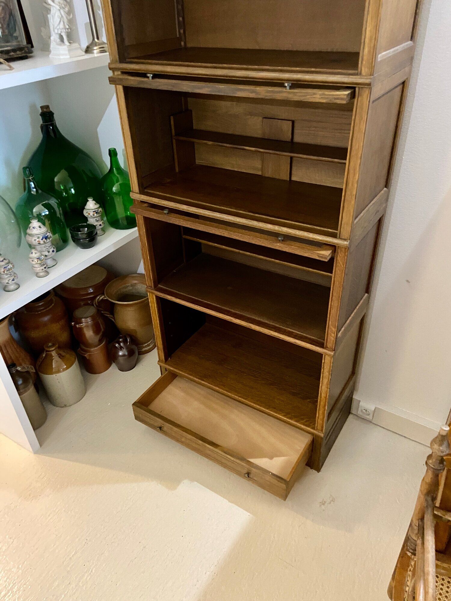 Dark wood display case 4 compartments and 1 drawer