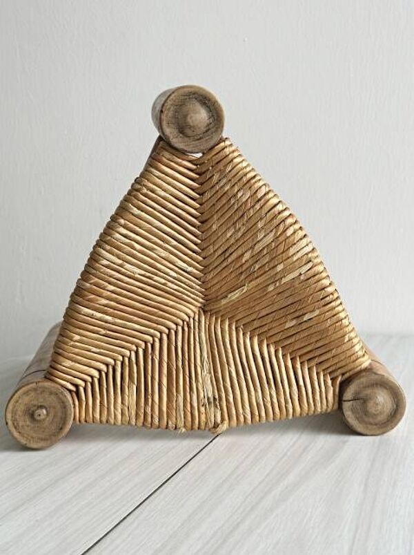 Tabouret ancien tripode en bois clair et assise en paille tressée