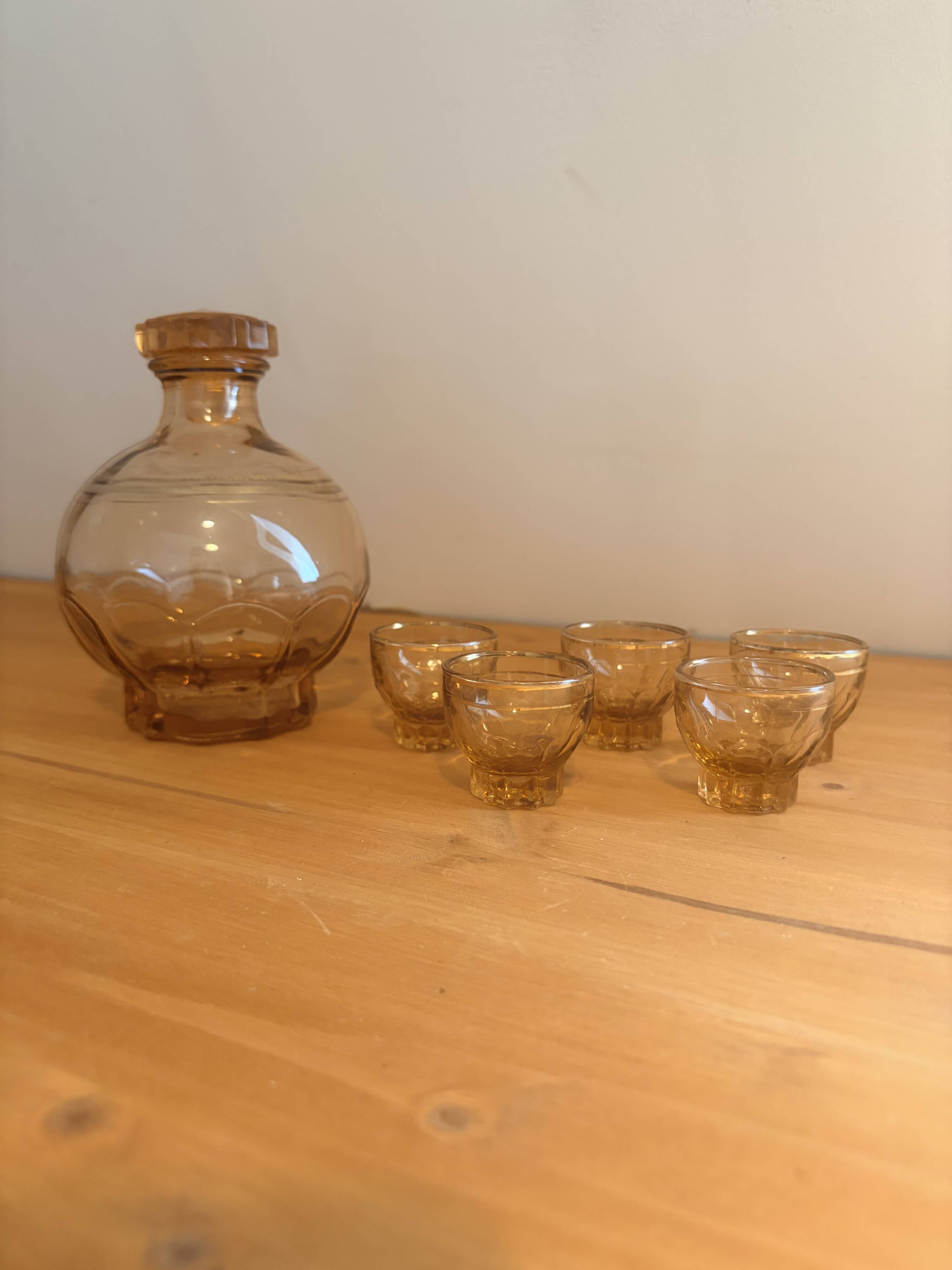 Carafe and 5 pink glass liqueur glasses with a gold rim 2008123
