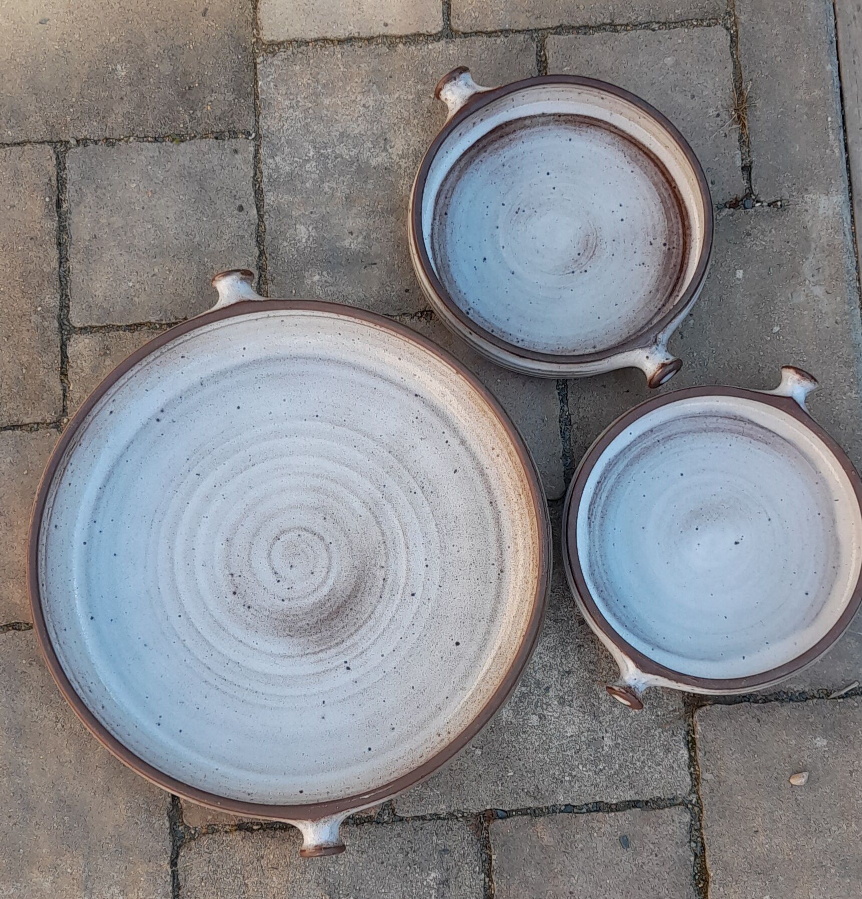 Set of 3 dishes in varnished pyrity sandstone, cream and brown
