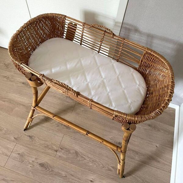 Couffin vintage en rotin sur support