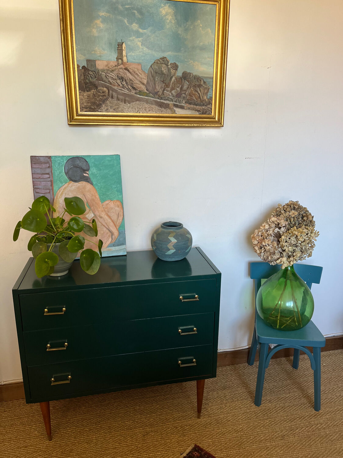Commode vintage verte poignées dorées et pieds fuseaux