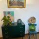 Commode vintage verte poignées dorées et pieds fuseaux