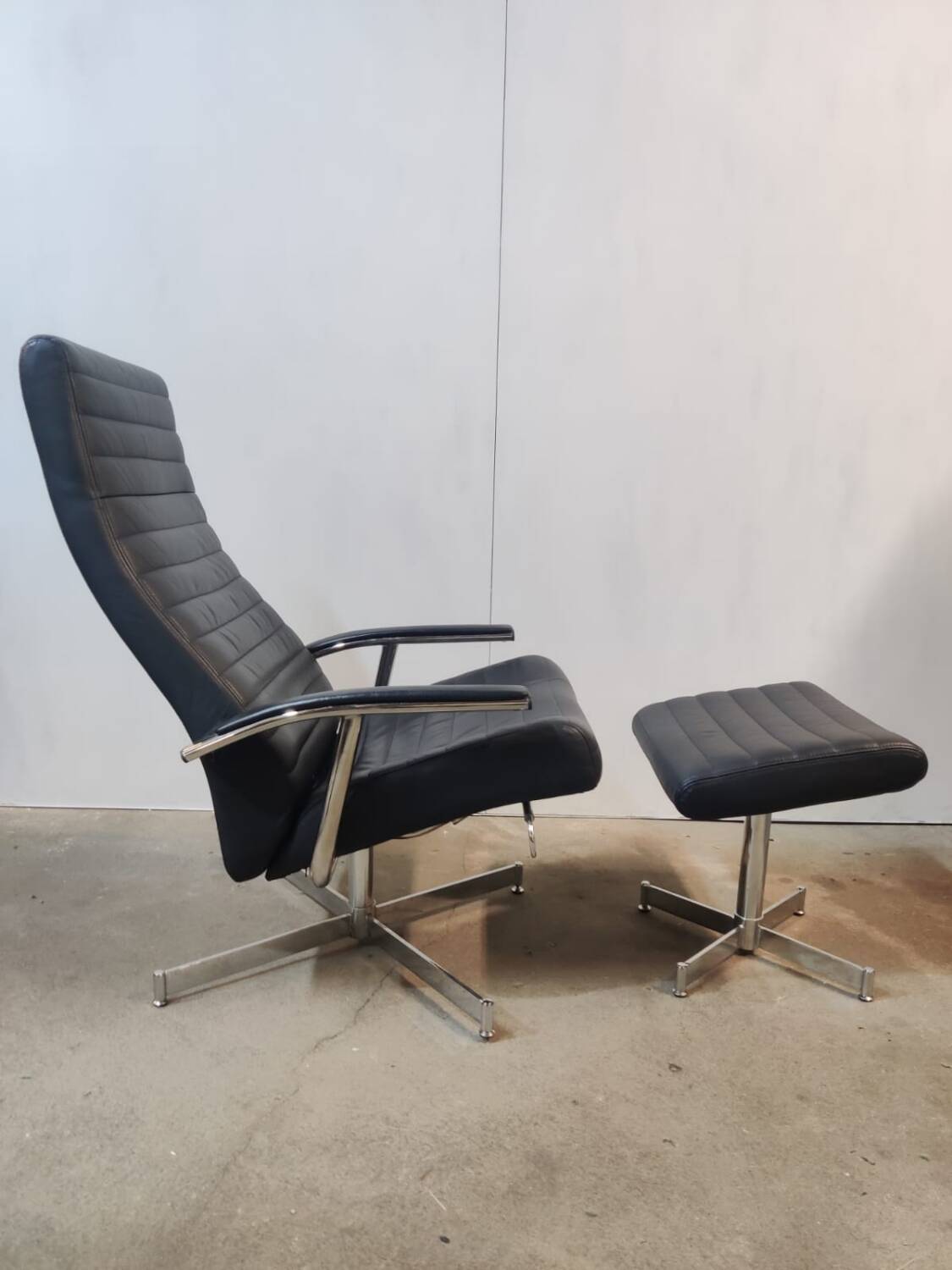 Fauteuil lounge et ottoman vintage