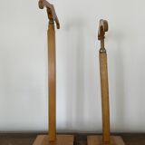 Deux Porte corset, présentoir, porte vétement en bois vintage