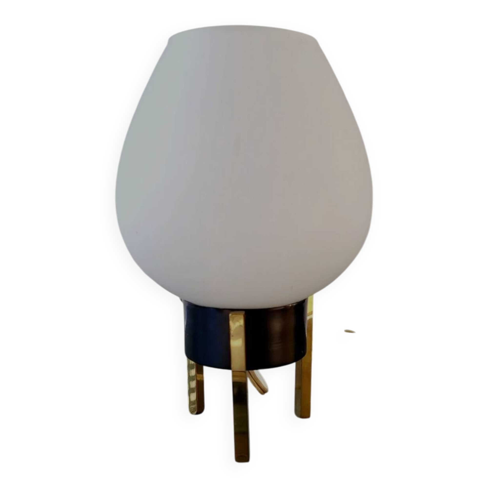 Tripod Hollywood regency tafellamp uit de jaren 60 met een wit opaline lamp