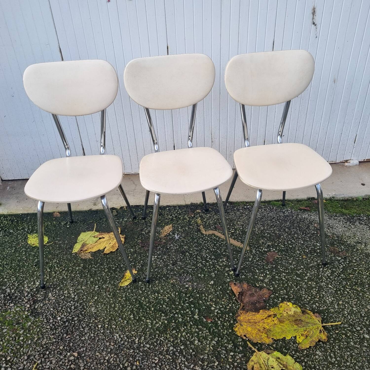 3 white vinyl chairs from 1970