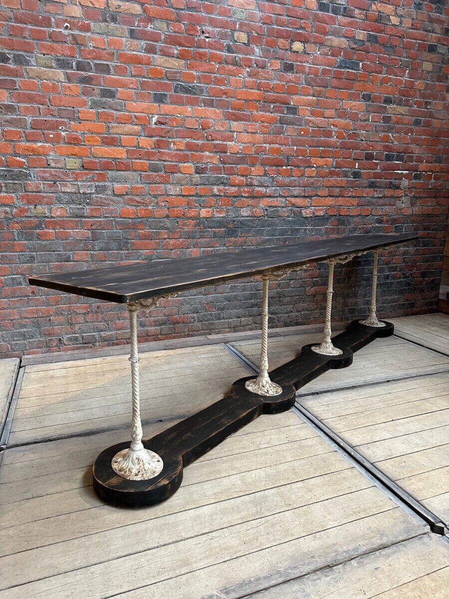 Decorative console table in cast iron and wood