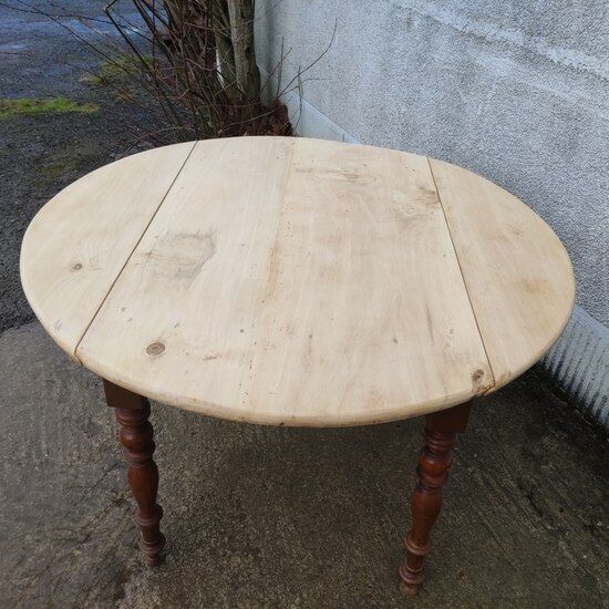 Folding round table