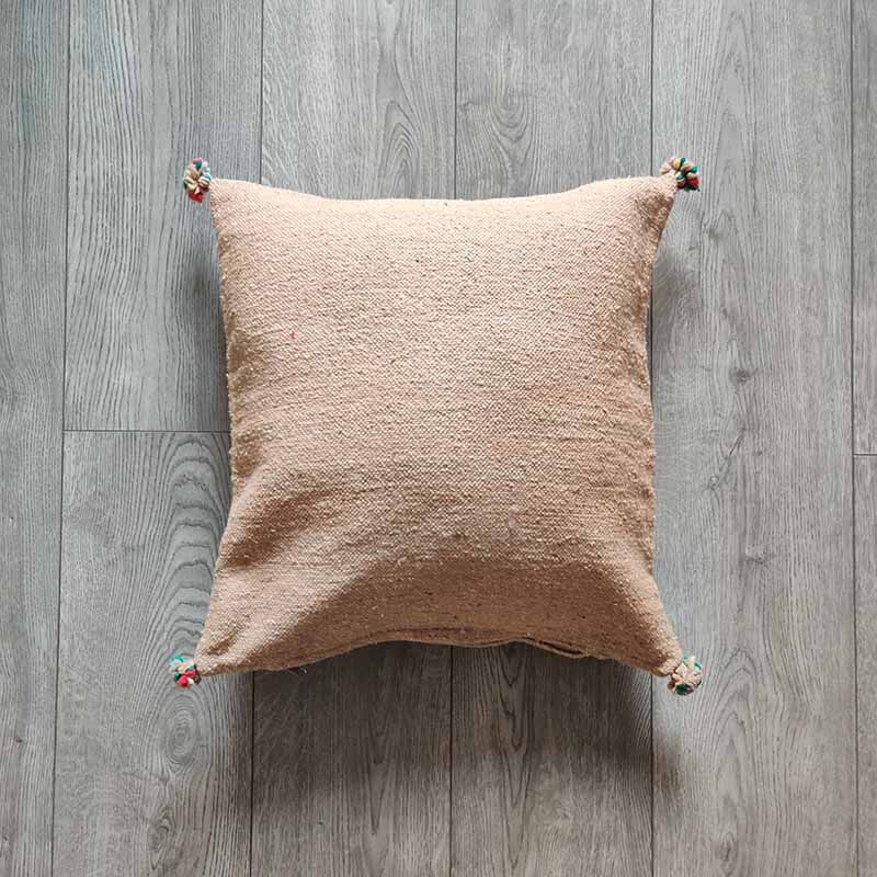 Coussin berbère beige à pompon en coton
