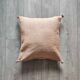 Coussin berbère beige à pompon en coton