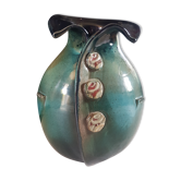 Vase artisanal, esprit costume h 26 cm, signé