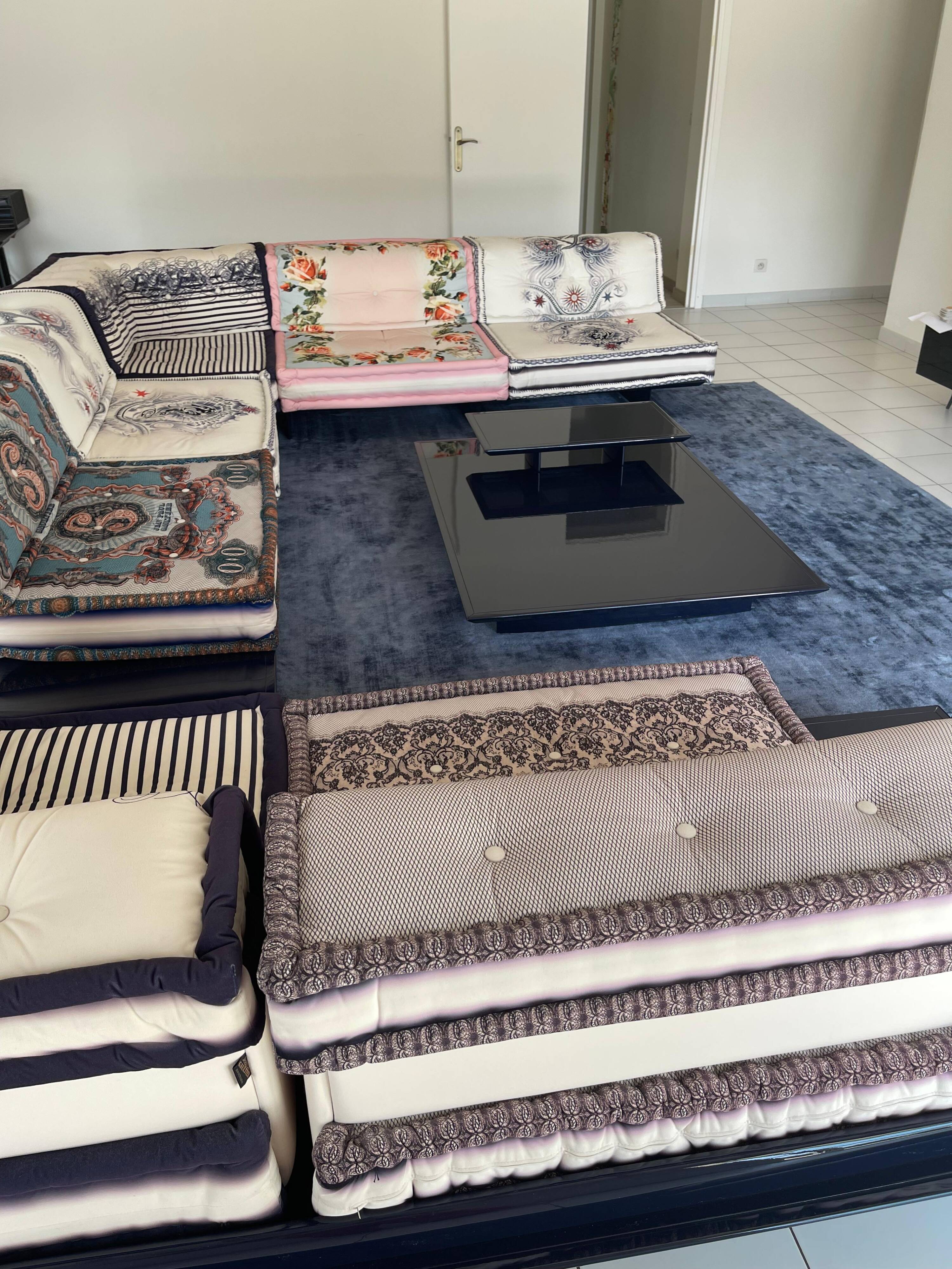 Ensemble Salon Mah Jong édition 'JP Gaultier' Roche Bobois, table + tapis