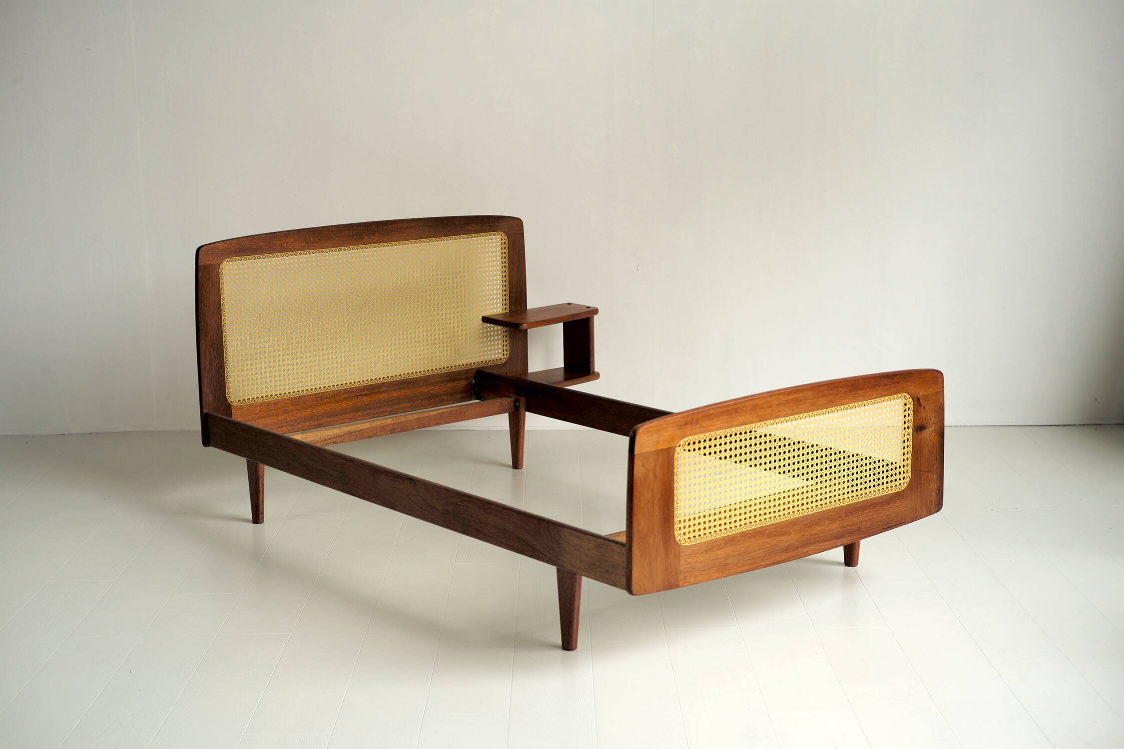SNA Roset, lit en acajou et cannage, France 1960