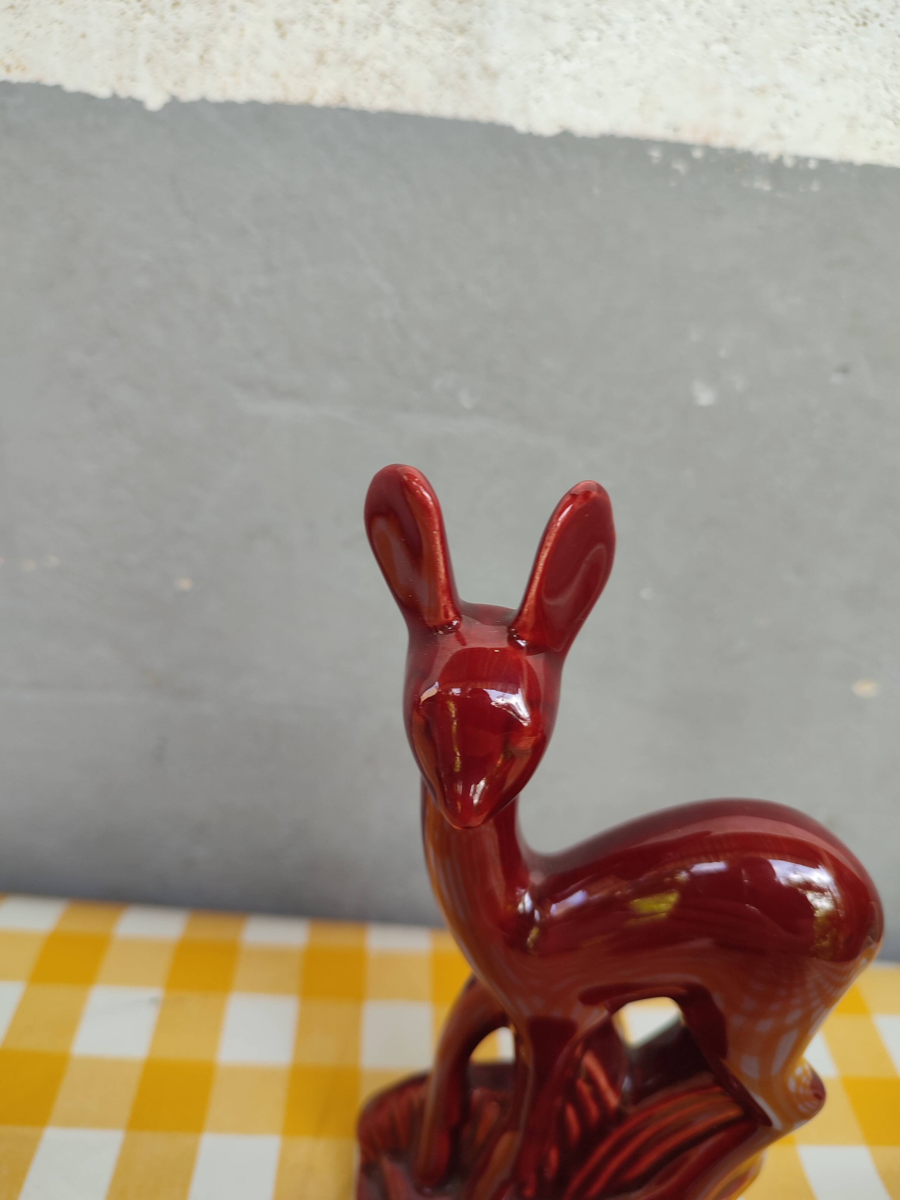 Biche en céramique rouge Art-Déco