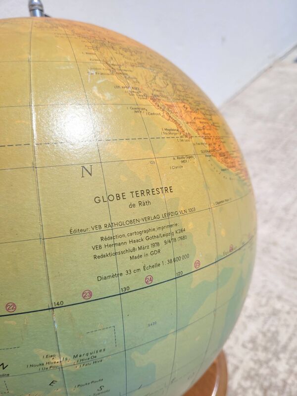 Grand globe terrestre vintage rétro-éclairé ou mappemonde