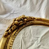 Ancien miroir mural ovale en résine dorée - 63 cm