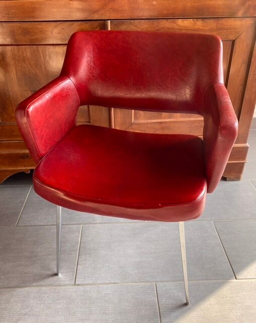 Fauteuil rouge années 60 en skaï