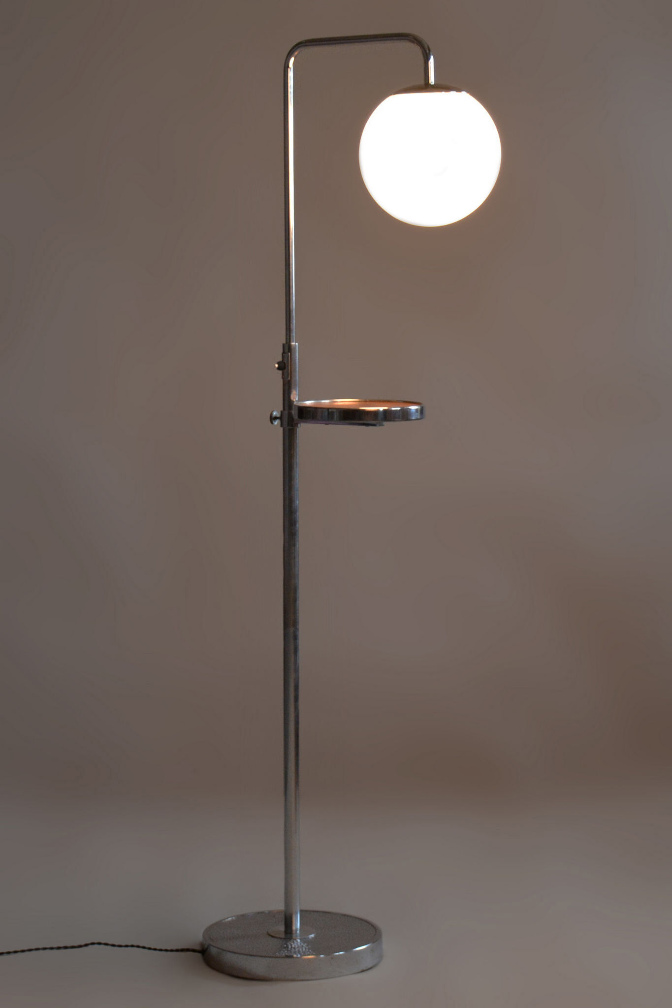 Lampadaire Bauhaus restauré, Hynek Gottwald, acier chromé, Tchéquie