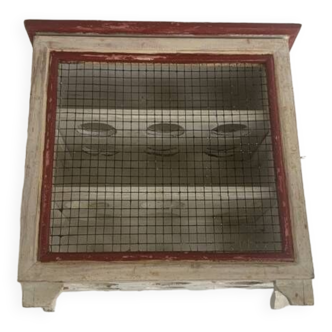 Wooden and wire mesh egg box, for 18 eggs, white and red patina