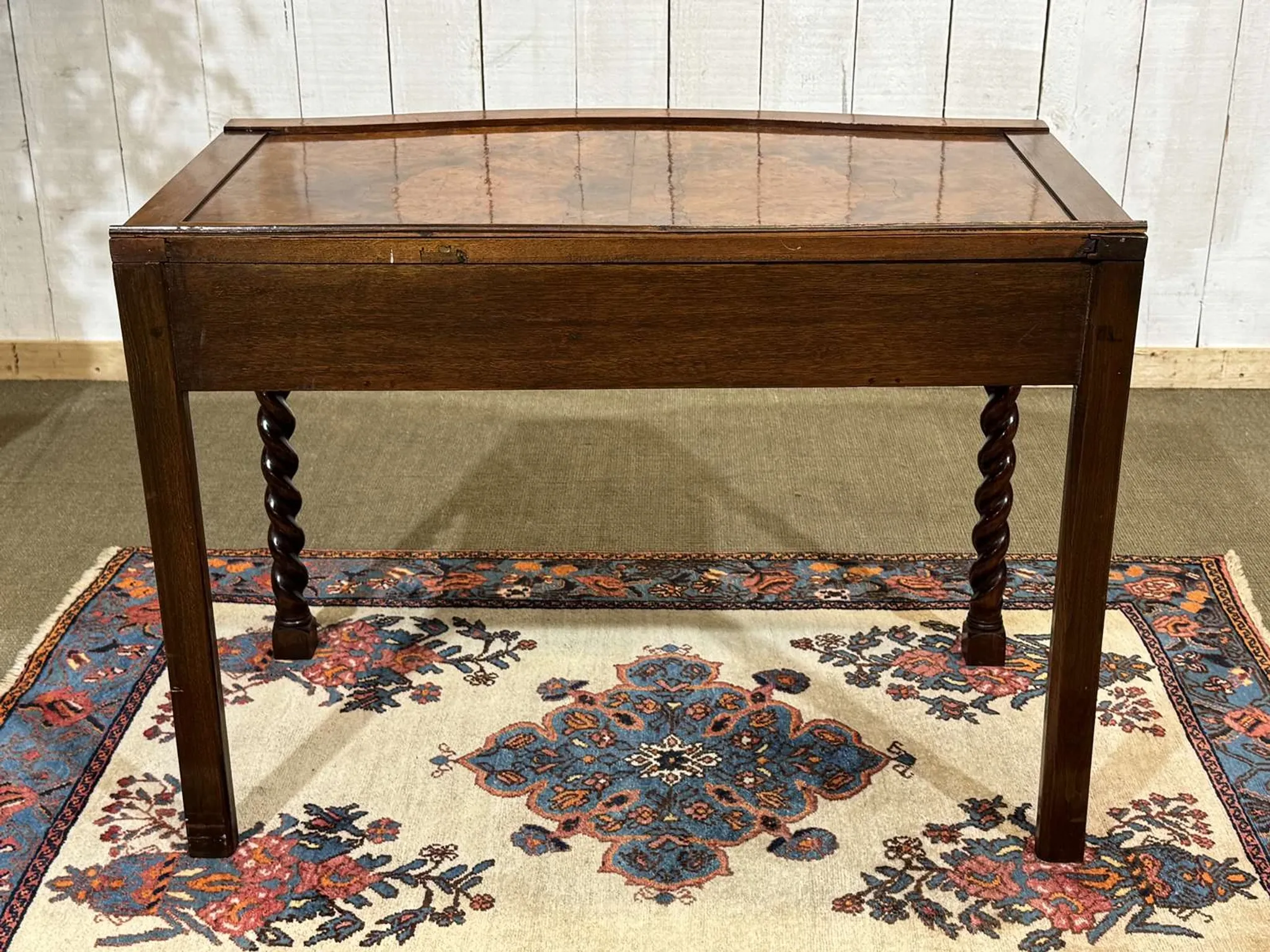 English desk table in walnut burl from the early 20th century.
