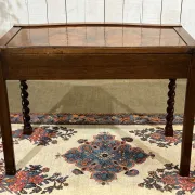 English desk table in walnut burl from the early 20th century.
