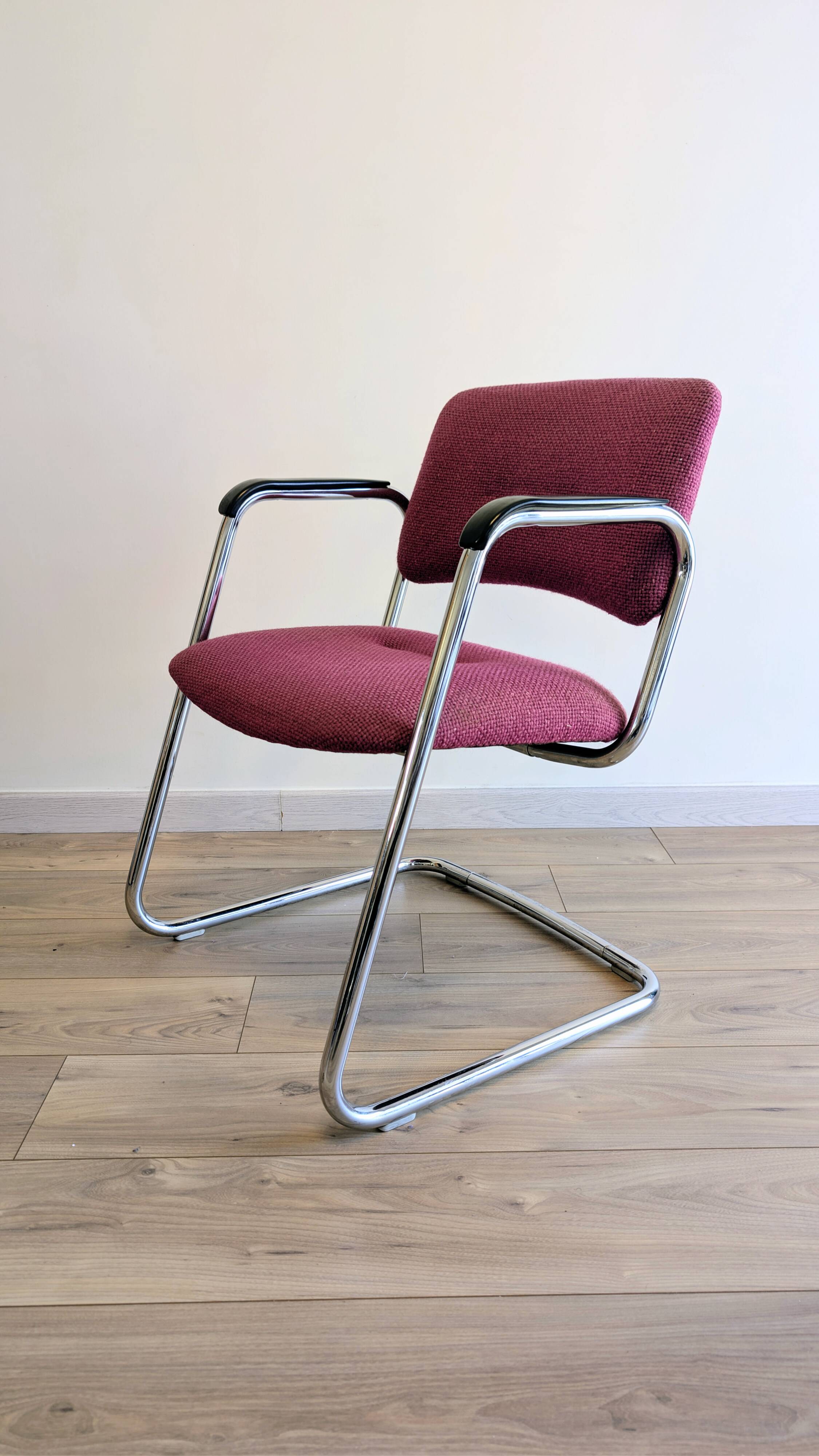 Strafor Steelcase 421 vintage armchair in plum fabric, 1989