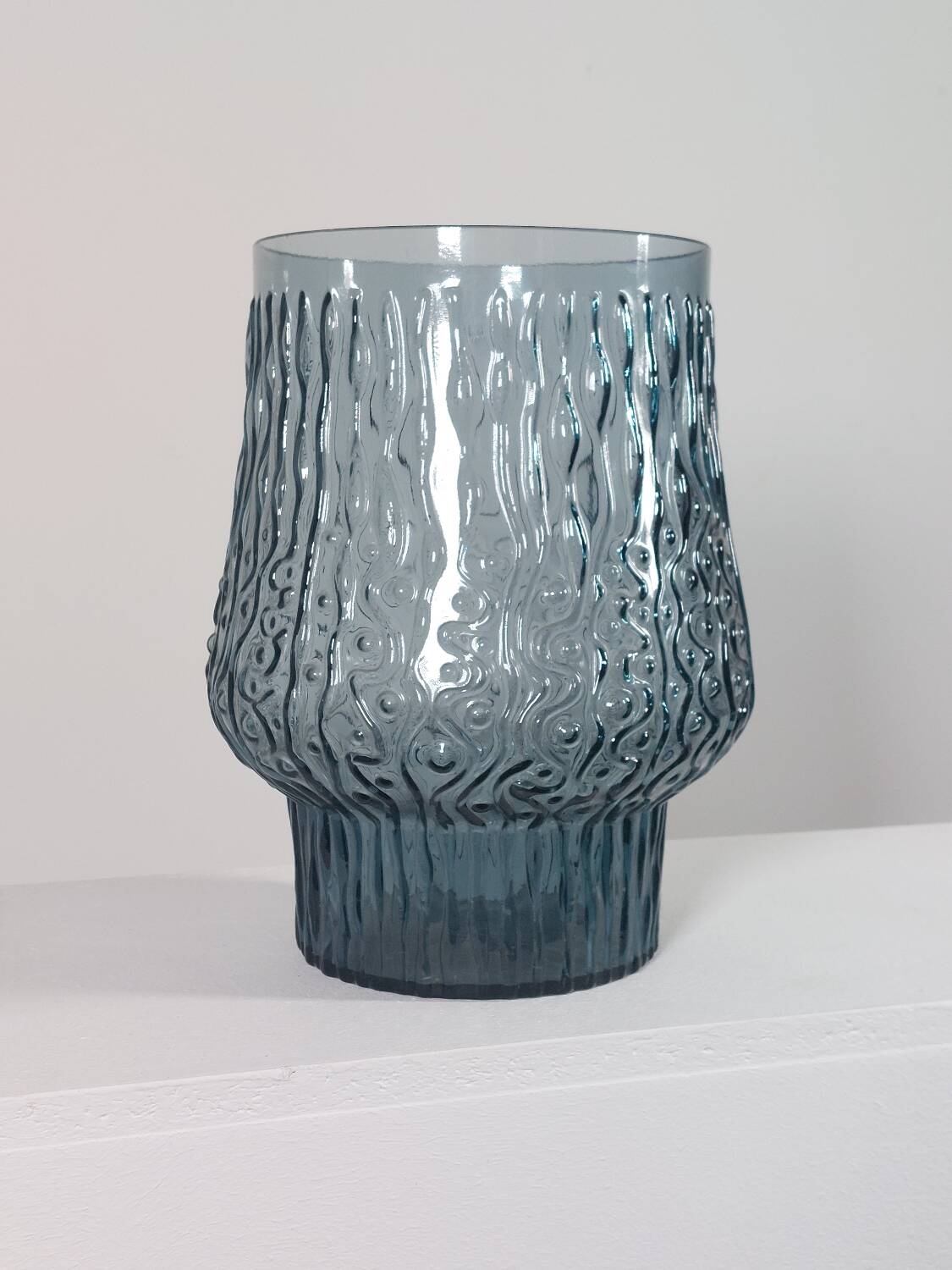 Vase vintage en verre pressé gris-bleu à décor ondulé