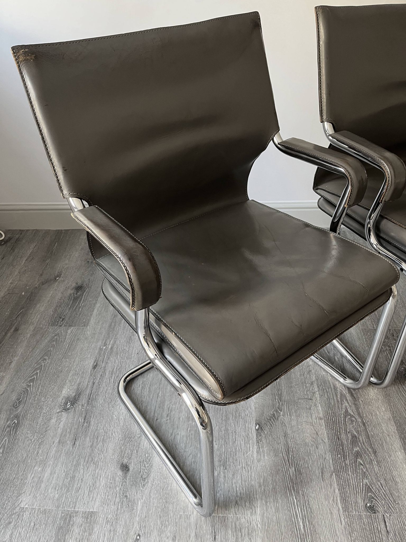 Set of 6 Uno chairs in grey leather on tubular chrome cantilevered frames