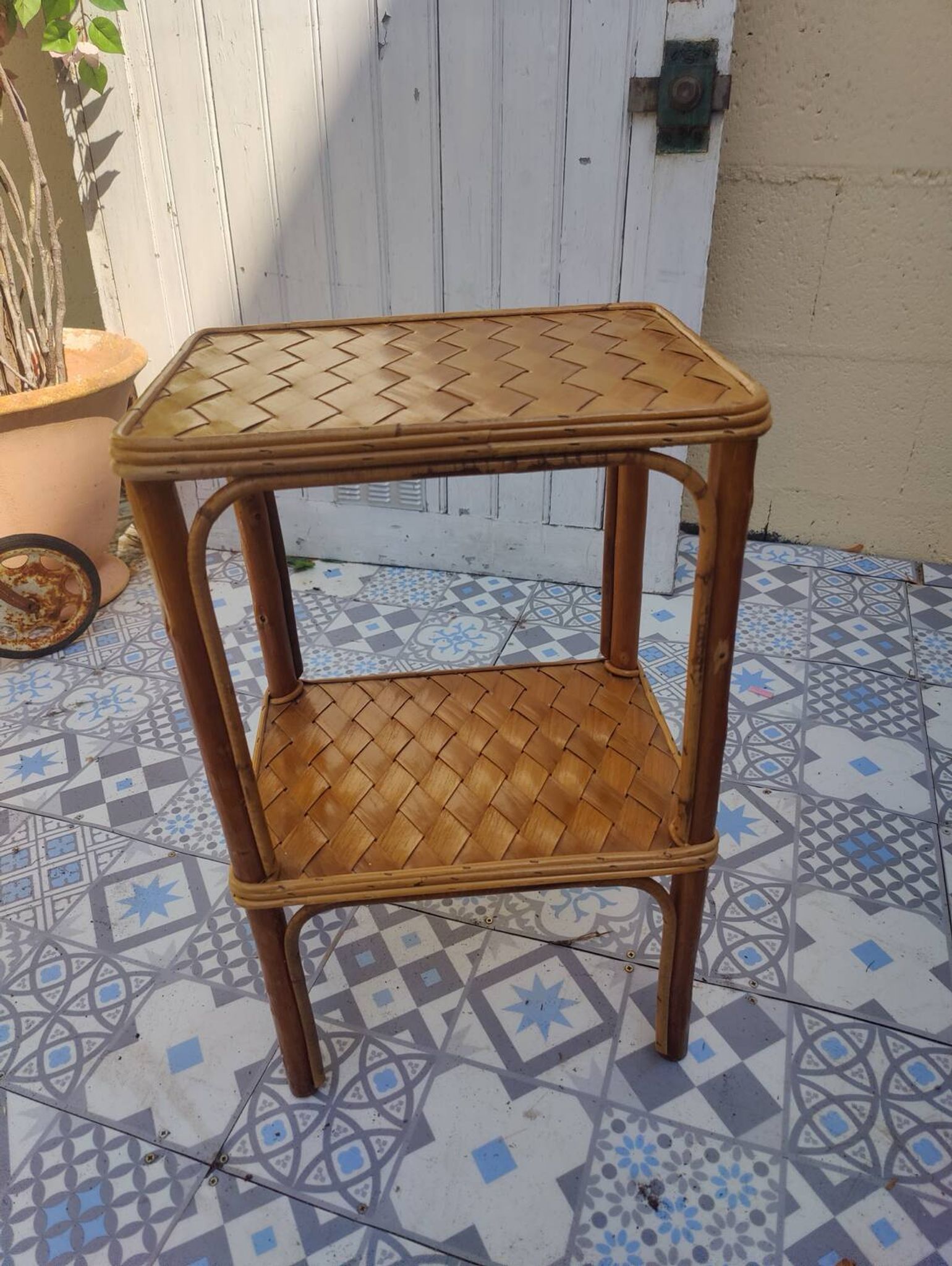 Desserte vintage en rotin tressé