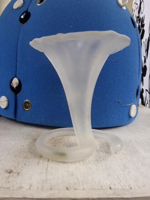 Former corolla, frosted glass vase