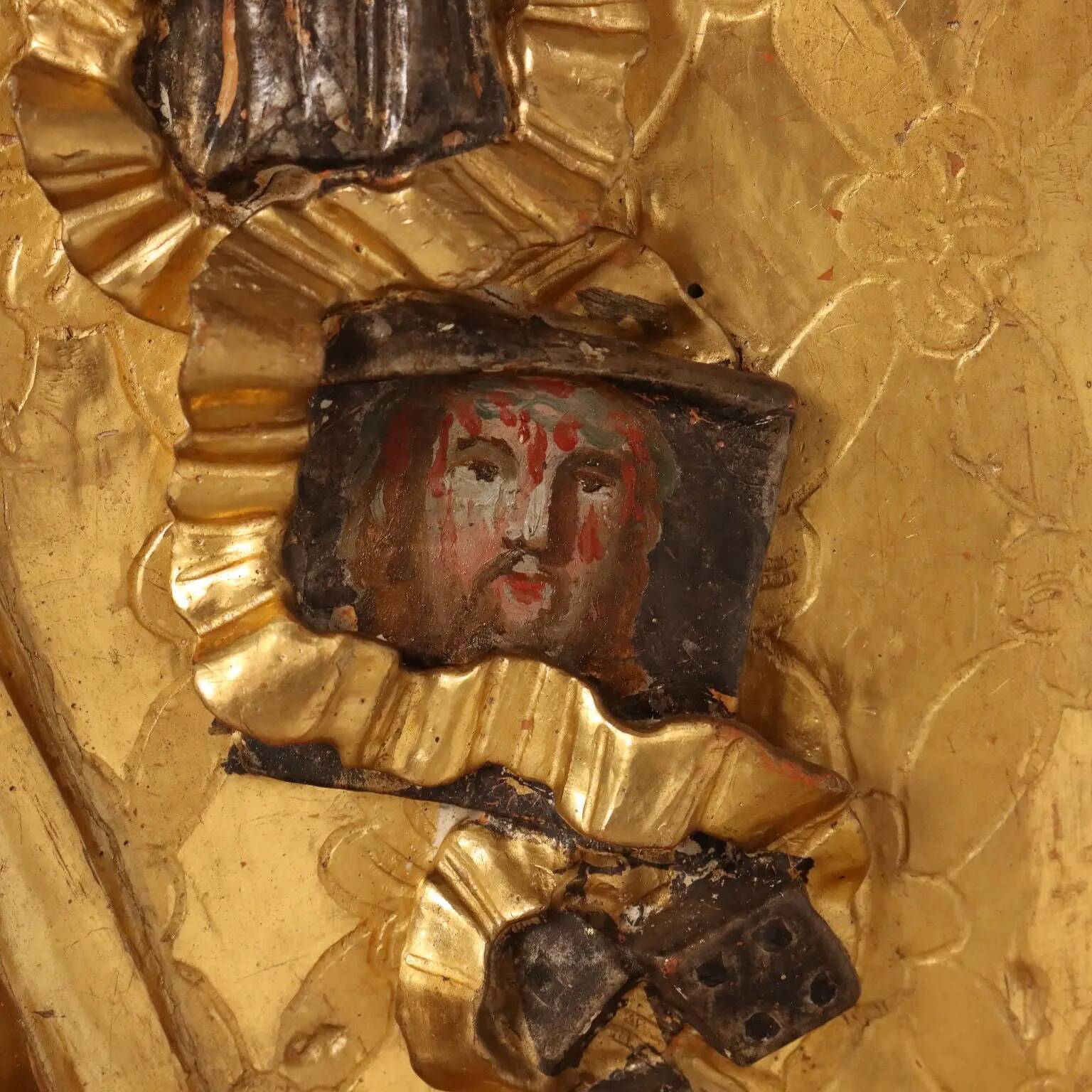 Meuble ancien sculpté et doré en bois de tilleul, Italie, XVIIIe siècle